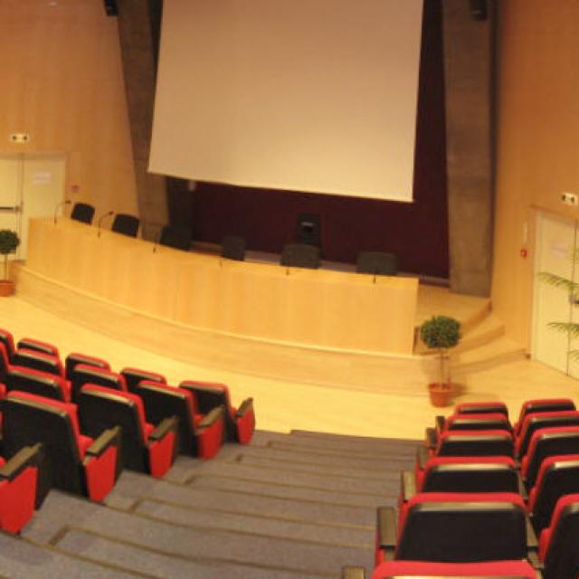 amphitheatre-du-palais-des-congres-phare-de-palavas-panoramique.jpg