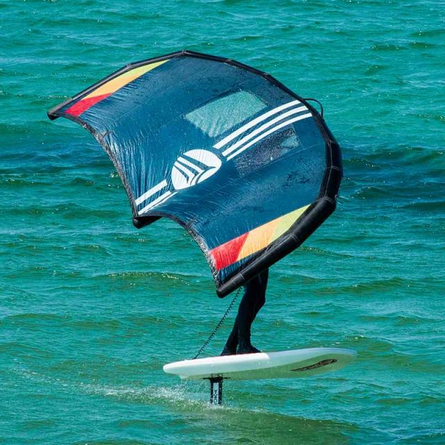 Homme faisant du foil kite surf