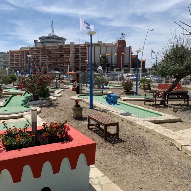 Mini golf de la plage, vue sur le Phare de la Méditerranée : à Palavas-les-Flots