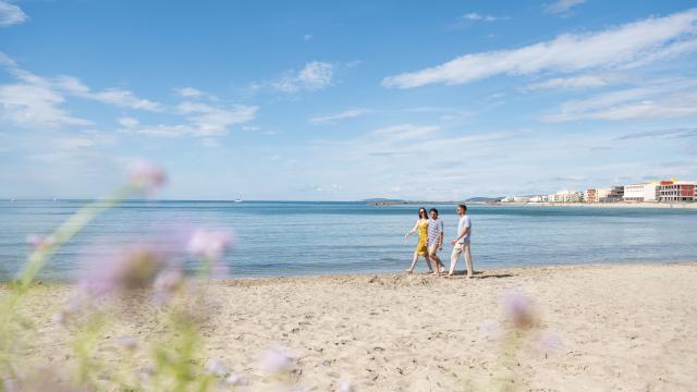 Balade sur la plage entre amis à Palavas-les-Flots